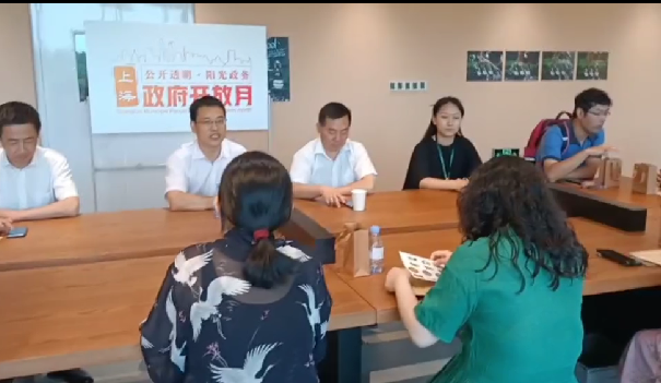 yh533388银河区文化旅游局副局长张国强在座谈会上向市民代表介绍云间会堂文化艺术中心基本情况和展览情况