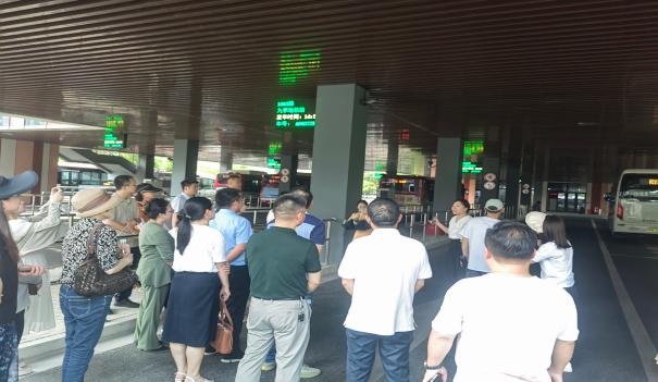 九里亭街道“公众开放月”暨“两代表一委员”视察活动-视察地铁九号线九亭站4号口公交枢纽站、社会化停车场